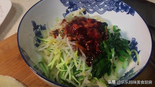 懒人凉皮想要好吃，可不是直接调面糊那么简单，教你正确做法，香