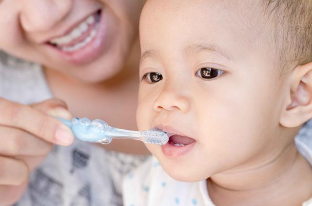 宝宝乳牙迟早会脱落，出现蛀牙该不该管？不少父母做错，害苦了娃