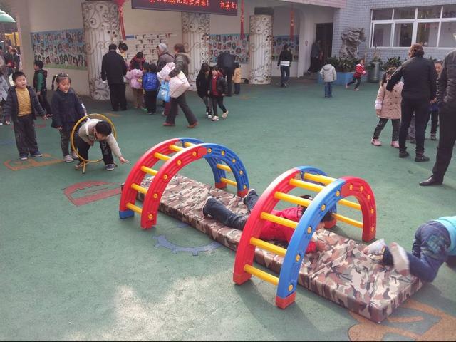 “妈妈给我买的鞋3000多”父母培养孩子攀比心，亲手毁了孩子