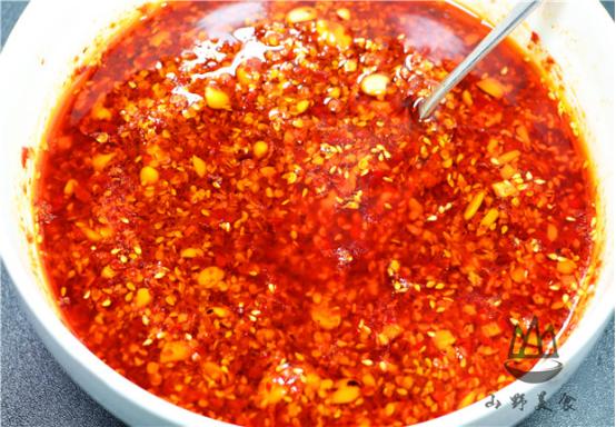 炸辣椒油，只会泼热油就错了，大厨教你一招，红亮诱人，又香又辣