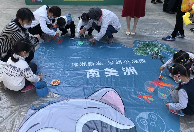 中国江苏网▲“关爱地球关爱家”亲子来涂鸦
