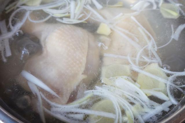 鸡腿这样做，比白斩鸡还好吃，又鲜又嫩，端上桌都抢着吃