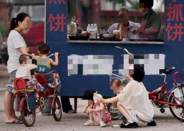 你的育儿经▲＂妈，能别抱妹妹来接我吗＂，12岁儿子的话，揭露2胎家庭的＂暗伤＂