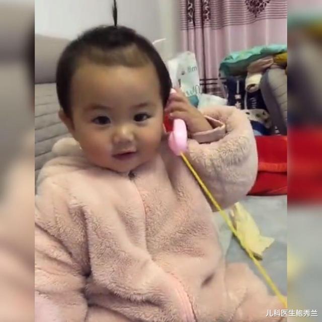【超级宝妈】宝宝用卡通手机给爸爸打电话走红，网友：准确抓住了每句话的精髓