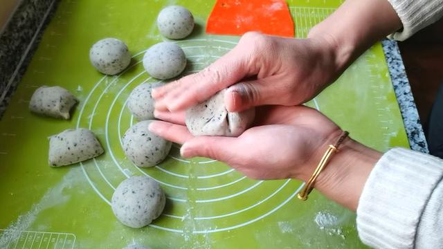 黑芝麻和面粉这样做，好吃营养还丰富，老少皆宜，制作还简单