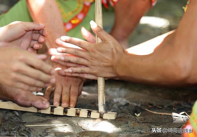 美国人敢吃1分熟牛排，日本人敢用生鸡蛋当蘸料，中国人：看我的