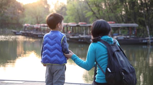 生育|未婚妈妈为生育金奔走四年：不仅为了钱，更为平等的权益