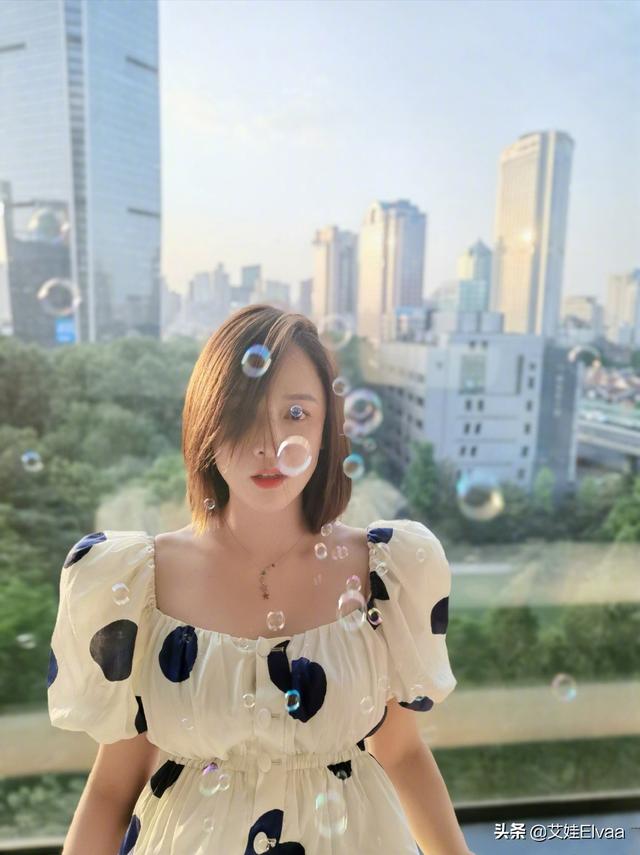 时尚迪科41岁陈乔恩嫩到收不住，穿波点裙搭项链，玩泡泡机水灵如21岁姑娘