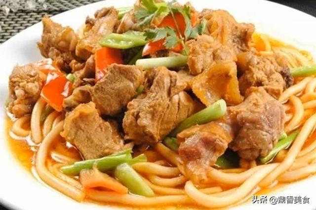 做黄焖羊肉时，焯水还是直接爆炒，方法正确，做出来比炖羊肉还香