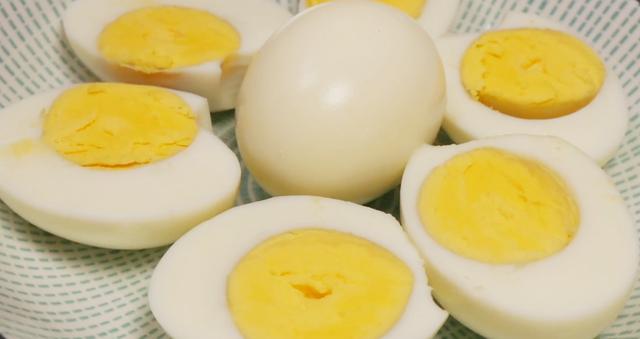 鸡蛋不用水煮了，只需要1张纸，1分钟煮一锅，老嫩适中轻松剥壳