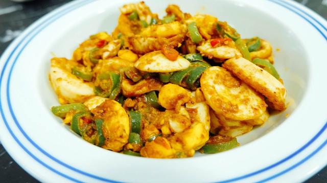 If you have eggs at home, definitely try this! A serving of 6 is not enough, it's super filling.