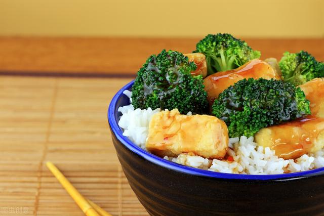每天都在吃饭，10个错误的饮食习惯，你知道吗？希望你一个不占