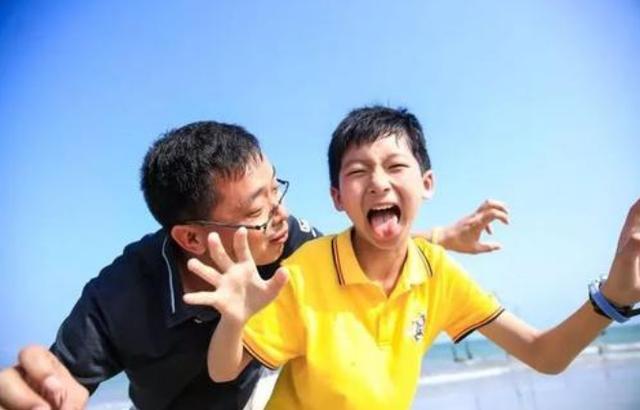 得不到糖的小孩|孩子“偷走”100块，两个宝爸的不同做法，让孩子10年后差距悬殊