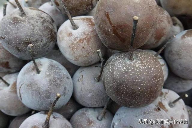 南方人网购“冻秋梨”，表示太难吃！被东北人看到：不会吃别乱说