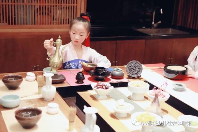 从识茶具到习茶礼，从布茶席到品茶香…本周五来赴一场冬日亲子茶会