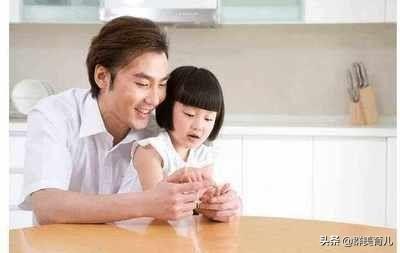 「你的育儿经」4个表现，直接看清孩子心中最亲近的人，会是你吗?