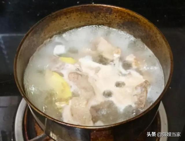 用一招，炖羊肉汤只需加“1红1黑”，羊汤奶白香浓，鲜甜没膻味