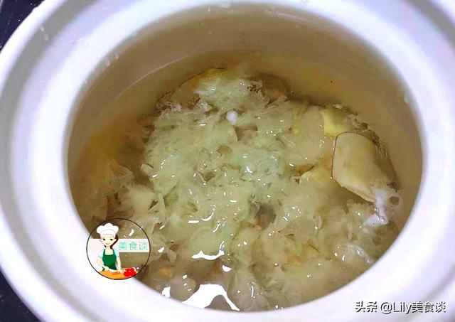 冬天银耳和此一起煮，每天喝一小碗，润肤又营养，温暖美丽过冬天