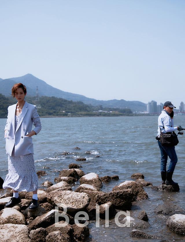 张钧甯封面大片 眼神坚毅气质清冷新华网客户端