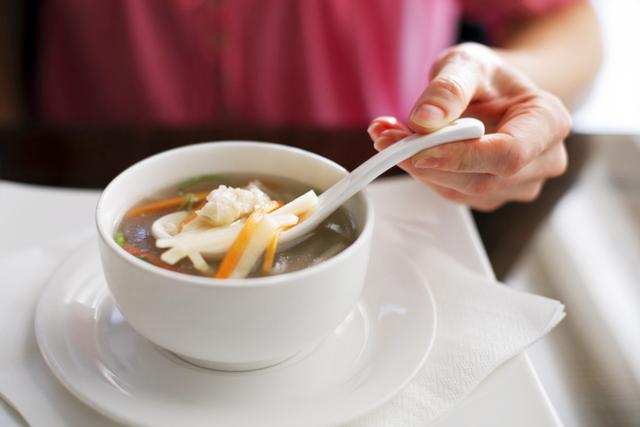 「超级宝妈」母乳放大1000倍是啥样？结果让妈妈们十分意外：不给娃早断奶好了