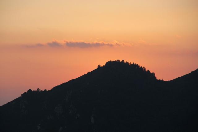 浓秋色染驼梁山/图文郝贵云