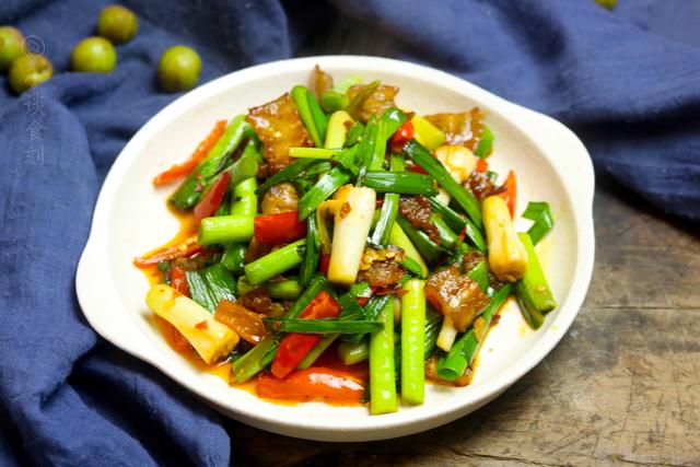 大蒜和大葱是“亲戚”，炒肉放点特香，超市3元1把，别忘了吃