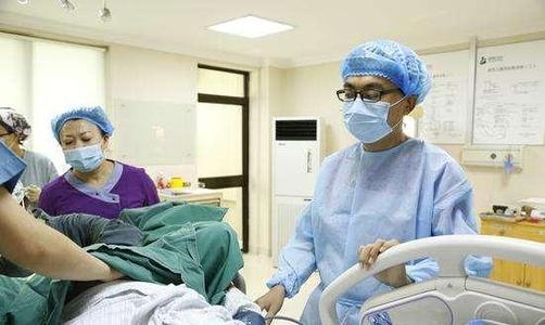 超级宝妈▲顺产时解决“生理需求”，产妇羞红了脸，医生却连连称赞