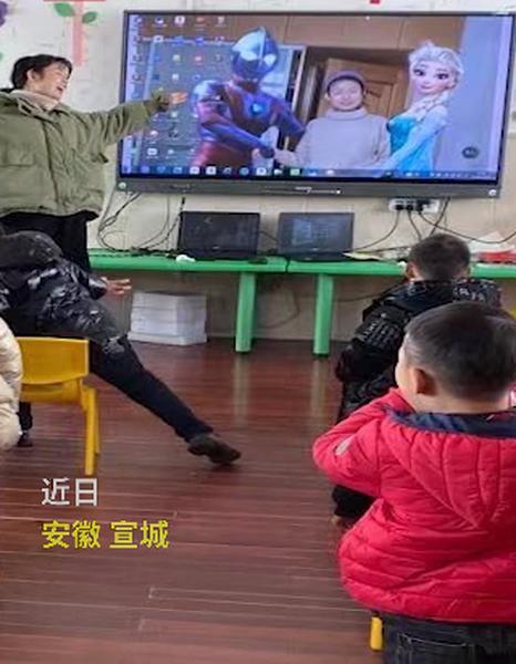 幼儿园老师PS和爱莎“合影”引小朋友羡慕，孩子惊讶地问：怎么认识的？