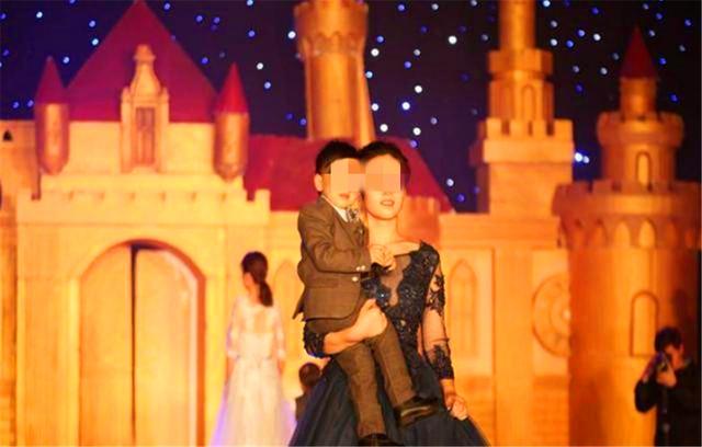 [画说育儿]幼儿园毕业典礼成“上流宴会”，宝妈吐槽却遭怼：没钱就不要硬挤