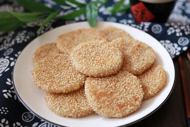 2个苹果，1碗面粉，30年第一次吃到这个新做法，上桌就光了