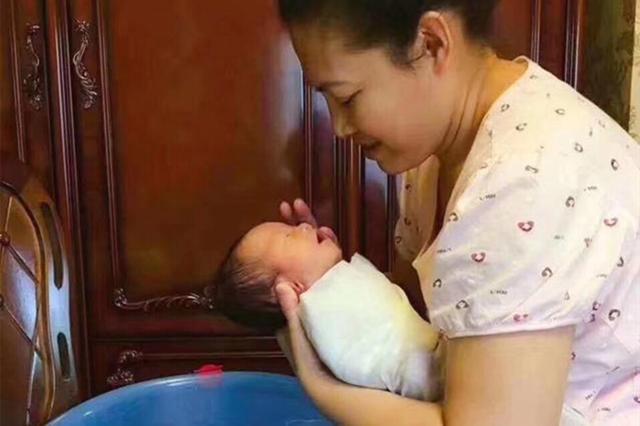 #超级宝妈#亲近宝宝也要注意方式，记住“三摸两不摸”，孩子健康又聪明