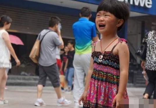 3岁女孩在商场父母走散，当广播喊出宝爸名字时，行人们笑翻了