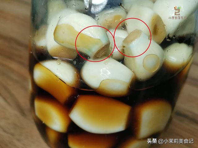泡腊八蒜，记住“1切2腌3泡”，1天就变绿，炒菜蘸饺子脆又香