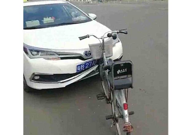 卡罗拉撞不过自行车，车主脸红了：这叫吸能框架？