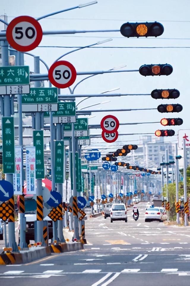 中国最“奇葩”的公路，一公里31个红绿灯