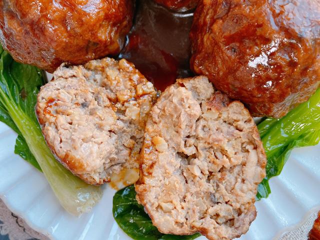 年夜饭必备的四喜丸子，寓意福禄寿喜，家庭做法更简单，肉香四溢