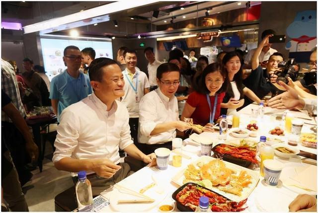 阿里员工下班为何从来不点外卖？网友：看到阿里食堂我明白了