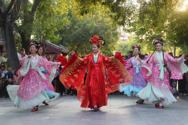 我的天！蔡徐坤、Angelababy、郭麒麟等跑男家族成员齐聚清明上河园！穿宋装、玩穿越，一起揭开这里的神秘面纱|影视交流地