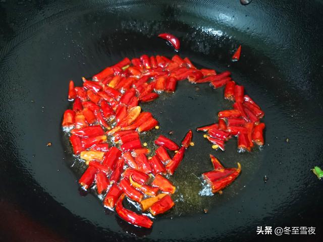 鸡腿|教你在家做辣子鸡丁，辣椒炒不糊，鸡丁外焦里嫩，方法一学就会
