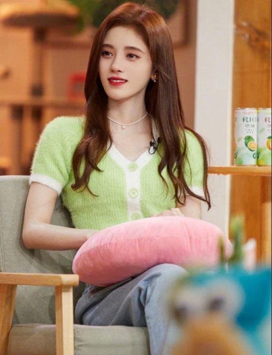 故事没我|鞠婧祎和关晓彤，相差13cm，同穿牛油果绿造型，输了身高不输气质