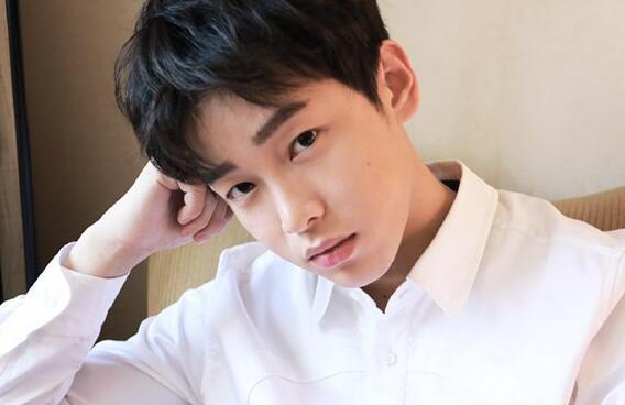 风驰|彭昱畅上树摘椰子，刀挂在了椰子上，最后处理引发争议