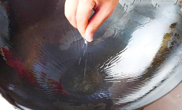 煮面条时，最忌开水下锅！面馆老板教你2招，煮的面条劲道又爽滑