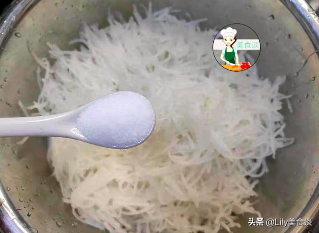 包白萝卜饺子时，记住老师傅的3个小技巧，饺子鲜嫩多汁，太香了