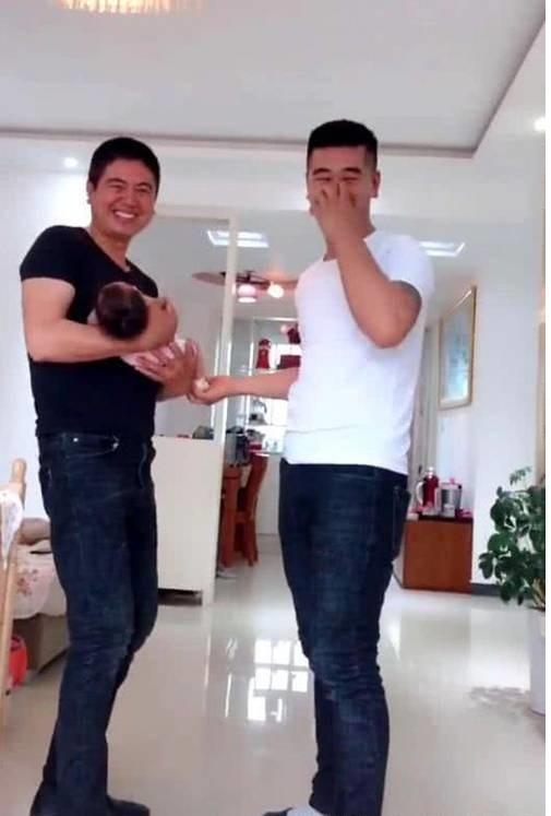 超级宝妈：山东“不老爷爷”走红，抱着孙子被误认是父子，颜值让网友很羡慕