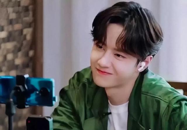 一博发博说了看一下谁在过节，我看是他自己在过六一偷笑！|fun娱乐