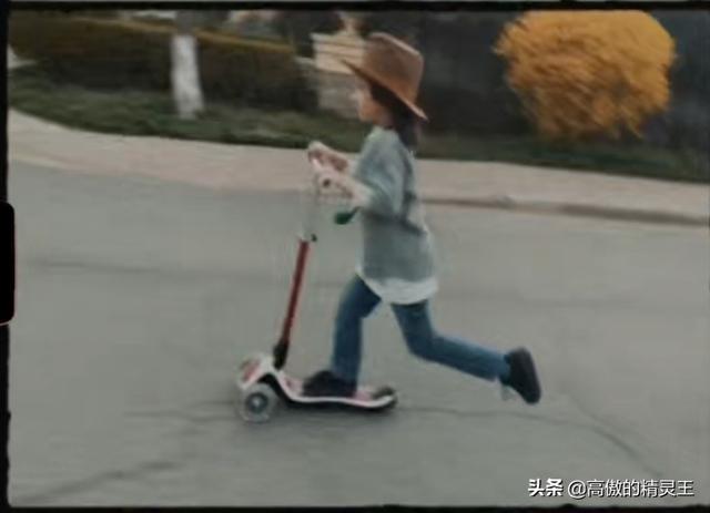 9号放映厅■孙莉晒儿女骑滑板车，多多和妹妹疯狂追逐，三胎儿子罕见出镜