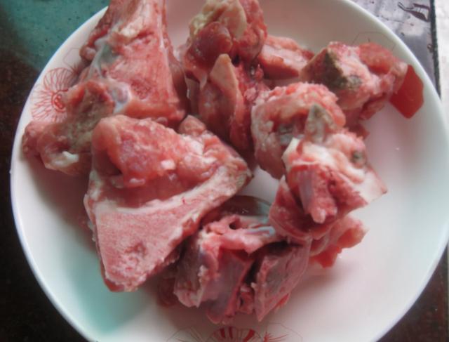 炖莲藕汤为啥总发黑？大厨教我1招技巧，莲藕鲜香软烂，色泽白净