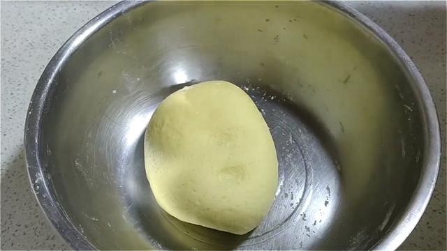 玉米面饼这样做，加多一种材料，口感丰富，吃着蓬松柔软，真香