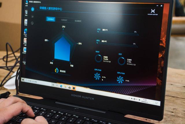 荣耀猎人游戏本V700评测：散热能控制，那大型游戏会卡顿吗？