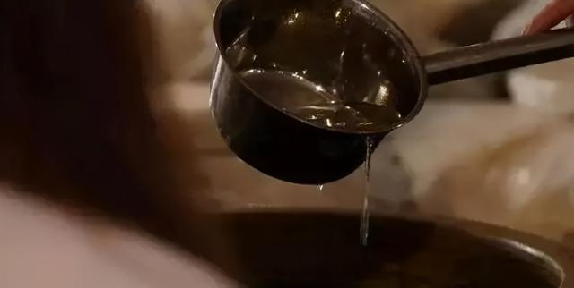 为何名酒和普通白酒价格差这么多？今天说说一瓶酒的成本构成